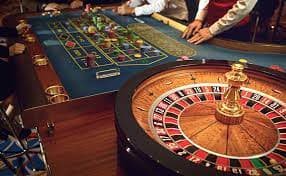 Free Play mode dashboard on tribuntogel apk showing virtual credit balance and five available slot games